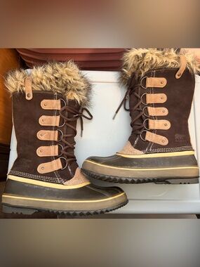 Sorel Brown and Tan Faux-Fur Trim Winter Lace-Up Boots